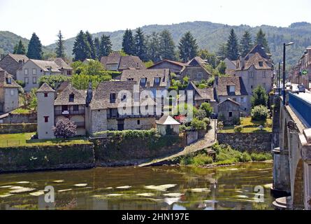 L'agréable ville marchande d'Argentat dans le sud du Limousin. La Dordogne et la partie sud de la ville avec le Pont de la République au righ Banque D'Images