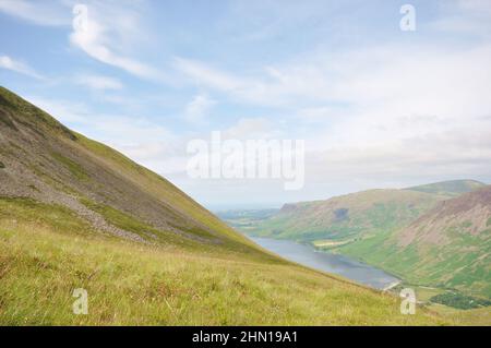 Scafell Pike, Lake District, Royaume-Uni, vue vers Wast Water. Vue panoramique sur la montagne vers le lac avec de l'herbe en premier plan. Banque D'Images