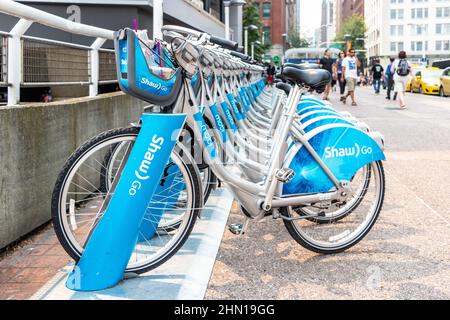 ROW of shaw Go Mobi bicyclettes bleues faisant partie du programme de location de vélos partagés à Vancouver, Colombie-Britannique, canada Banque D'Images