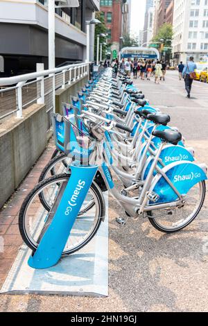 ROW of shaw Go Mobi bicyclettes bleues faisant partie du programme de location de vélos partagés à Vancouver, Colombie-Britannique, canada Banque D'Images