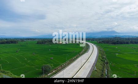 Vue aérienne de Sigli Banda Aceh (Sibanceh) route à péage, Aceh, Indonésie. Banque D'Images