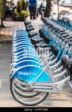 ROW of shaw Go Mobi bicyclettes bleues faisant partie du programme de location de vélos partagés à Vancouver, Colombie-Britannique, canada Banque D'Images