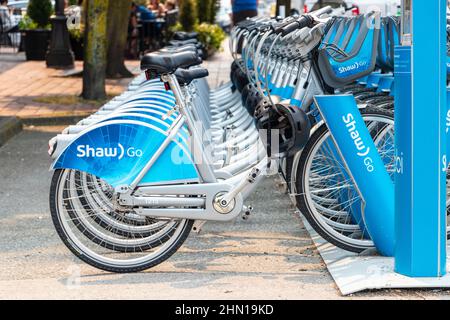 ROW of shaw Go Mobi bicyclettes bleues faisant partie du programme de location de vélos partagés à Vancouver, Colombie-Britannique, canada Banque D'Images