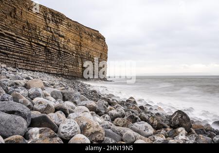 Plage rocheuse de Nash point sur la côte du patrimoine de Glamourgan, pays de Galles du Sud, GB Banque D'Images