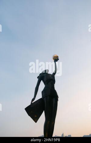 Statue des Hong Kong film Awards au coucher du soleil avec coucher du soleil et paysage urbain de Hong Kong derrière Banque D'Images