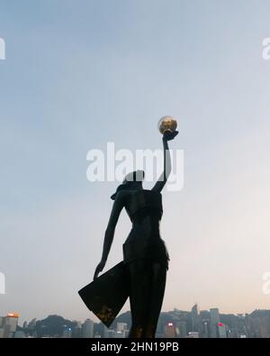 Statue des Hong Kong film Awards au coucher du soleil avec coucher du soleil et paysage urbain de Hong Kong derrière Banque D'Images