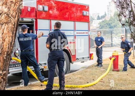 L'équipe d'incendie connecte un appareil de pompiers à une borne d'incendie avec tuyau à Vancouver, C.-B., canada Banque D'Images