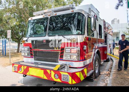 L'équipe d'incendie connecte un appareil de pompiers à une borne d'incendie avec tuyau à Vancouver, C.-B., canada Banque D'Images