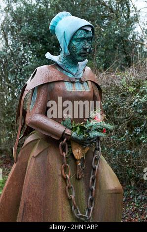 Roughlee, Pendle, Lancashire, Angleterre, 3rd février 2022. Statue étonnante d'Alice Nutter célèbre veuve historique de la paroisse et présumée sorcière Pendle. Banque D'Images