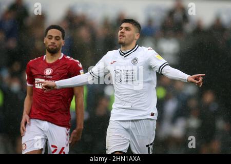 Swansea, Royaume-Uni. 13th févr. 2022. Joel Piroe, de Swansea City, fête ses célébrations après avoir atteint le but 3rd de ses équipes. EFL Skybet Championship Match, Swansea City et Bristol City au stade Swansea.com de Swansea le dimanche 13th février 2022. Cette image ne peut être utilisée qu'à des fins éditoriales. Utilisation éditoriale uniquement, licence requise pour une utilisation commerciale. Aucune utilisation dans les Paris, les jeux ou les publications d'un seul club/ligue/joueur. photo par Andrew Orchard/Andrew Orchard sports Photography/Alamy Live News crédit: Andrew Orchard sports Photography/Alamy Live News Banque D'Images