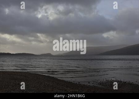 Loch Lomond sur orageux, en hiver Banque D'Images