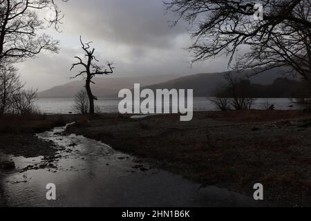 Loch Lomond sur orageux, en hiver Banque D'Images