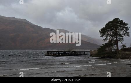 Loch Lomond sur orageux, en hiver Banque D'Images