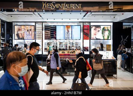 Hong Kong, Chine. 12th févr. 2022. Les clients marchent devant le magasin de luxe de la marque française Yves Saint Laurent (YSL) à Hong Kong. (Photo de Budrul Chukrut/SOPA Images/Sipa USA) crédit: SIPA USA/Alay Live News Banque D'Images