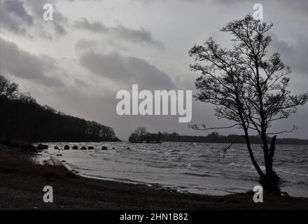 Loch Lomond sur orageux, en hiver Banque D'Images