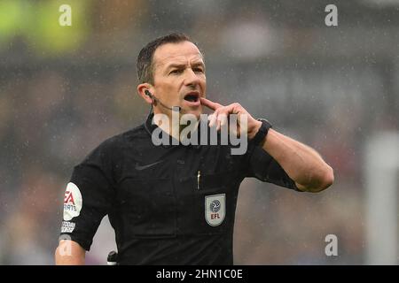 Swansea, Royaume-Uni. 13th févr. 2022. Arbitre, Keith Stroud pendant le match à Swansea, Royaume-Uni, le 2/13/2022. (Photo par Mike Jones/News Images/Sipa USA) crédit: SIPA USA/Alay Live News Banque D'Images