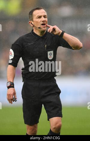 Swansea, Royaume-Uni. 13th févr. 2022. Arbitre, Keith Stroud pendant le match à Swansea, Royaume-Uni, le 2/13/2022. (Photo par Mike Jones/News Images/Sipa USA) crédit: SIPA USA/Alay Live News Banque D'Images