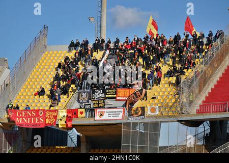 Lecce, Italie. 13th févr. 2022. Benevento Calcio Supporters pendant US Lecce vs Benevento Calcio, jeu de football italien série B à Lecce, Italie, febbraio 13 2022 crédit: Independent photo Agency/Alay Live News Banque D'Images