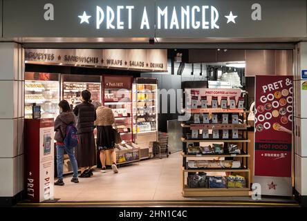 Hong Kong, Chine. 12th févr. 2022. Les clients sont vus à la chaîne multinationale britannique de sandwich PRET A Manger Shop à Hong Kong. (Photo de Budrul Chukrut/SOPA Images/Sipa USA) crédit: SIPA USA/Alay Live News Banque D'Images