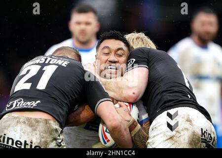 Le Tinilau Arona de Wakefield Trinity est affronté par Jordan Johnstone du FC Hull lors du match de la Super League de Betfred au stade de soutien de Bebe Well, Wakefield. Date de la photo: Dimanche 13 février 2022. Banque D'Images