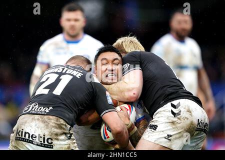 Le Tinilau Arona de Wakefield Trinity est affronté par Jordan Johnstone du FC Hull lors du match de la Super League de Betfred au stade de soutien de Bebe Well, Wakefield. Date de la photo: Dimanche 13 février 2022. Banque D'Images