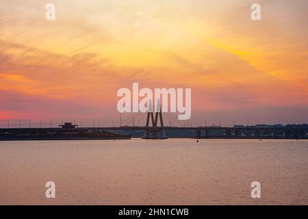 Pont du millénaire à Kazan, Russie. Pont de l'autre côté de la rivière. Vue depuis le remblai du Kremlin. Belle vue sur la ville à l'aube. Vue panoramique Banque D'Images