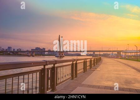 Pont du millénaire à Kazan, Russie. Pont de l'autre côté de la rivière. Vue depuis le remblai du Kremlin. Belle vue sur la ville à l'aube. Vue panoramique Banque D'Images