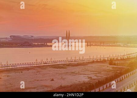 Pont du millénaire à Kazan, Russie. Pont de l'autre côté de la rivière. Vue depuis le remblai du Kremlin. Belle vue sur la ville à l'aube. Vue panoramique Banque D'Images