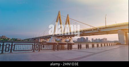 Pont du millénaire à Kazan, Russie. Pont de l'autre côté de la rivière. Vue depuis le remblai du Kremlin. Belle vue sur la ville à l'aube. Vue panoramique Banque D'Images