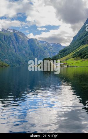 Aurland, Norvège. Le Nærøyfjord mesure 17 km de long et le point le plus étroit ne mesure que 250 M. Prise de vue en plein jour. Banque D'Images