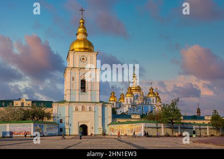 KIEV, UKRAINE - 24th avril 2019 : place Svyato-Mykhailivska au coucher du soleil Banque D'Images