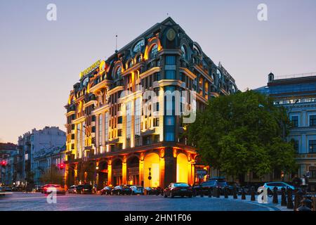 KIEV, UKRAINE - 24th avril 2019 : magnifique bâtiment de l'hôtel Intercontinental au centre de la ville Banque D'Images