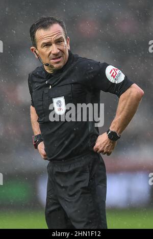 Swansea, Royaume-Uni. 13th févr. 2022. Arbitre, Keith Stroud pendant le match à Swansea, Royaume-Uni, le 2/13/2022. (Photo par Mike Jones/News Images/Sipa USA) crédit: SIPA USA/Alay Live News Banque D'Images