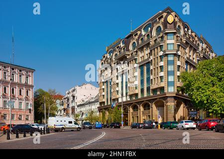 KIEV, UKRAINE - 24th avril 2019 : magnifique bâtiment de l'hôtel Intercontinental au centre de la ville Banque D'Images