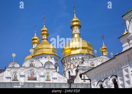Belle église orthodoxe au dôme doré. Kyiv-Pechersk Lavra à Kiev, Ukraine Banque D'Images