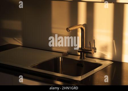 Cuisine moderne au coucher du soleil, design intérieur flambant neuf. Banque D'Images