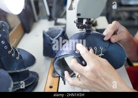 Processus de production de chaussures pour enfants. Travail de main en tissu. Banque D'Images