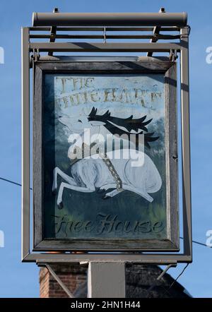 Panneau de pub suspendu traditionnel au White Hart - maison publique - au-dessus de Wallop, Stockbridge, Hampshire, Angleterre, Royaume-Uni Banque D'Images