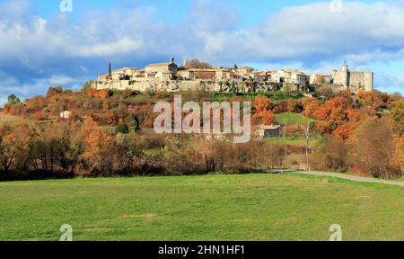 Le village de Lussan dans le Gard, perché sur sa colline. Banque D'Images