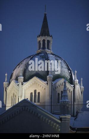 Un détail de tour de l'Académie des Beaux-Arts Sarajevo. Toit recouvert de neige légère. Banque D'Images