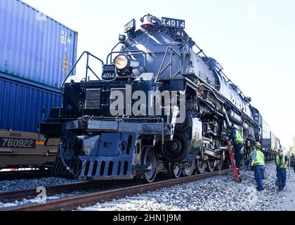 La locomotive Union Pacific 'Big Boy' s'arrête pour l'entretien à Niland, en Californie. Banque D'Images