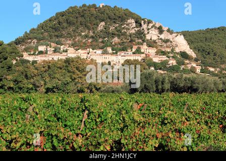 Le village de Séguret parmi les vignes aux couleurs de l'automne, Provence. Banque D'Images