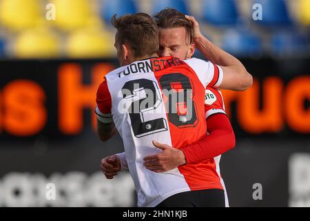 WAALWIJK, PAYS-BAS - FÉVRIER 13 : Jorrit Hendrix de Feyenoord marque 0-2 et fête cette fête avec Jens Toornstra de Feyenoord lors du match néerlandais Eredivisie entre RKC Waalwijk et Feyenoord au stade Mandemakers le 13 février 2022 à Waalwijk, pays-Bas (photo de Herman Dingler/Orange Pictures) Banque D'Images