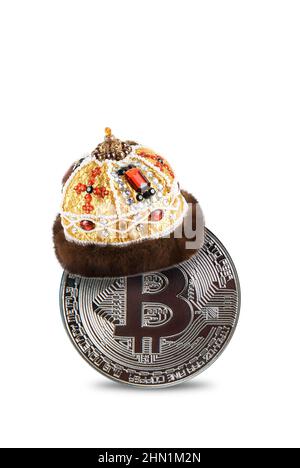 Bitcoins physiques brillants dans la couronne isolée sur fond blanc. Technologie blockchain. Banque D'Images