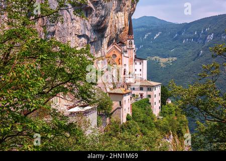 Sanctuaire Madonna della Corona, destination de voyage populaire dans le nord de l'Italie Banque D'Images