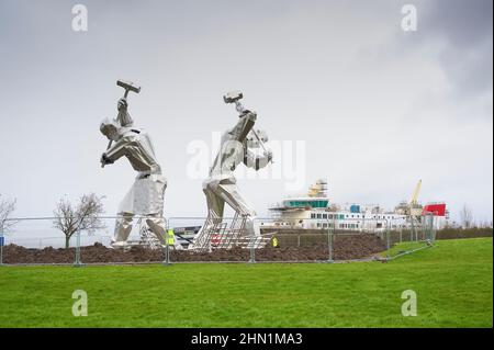 Port Glasgow, Écosse, Royaume-Uni, février 13th 2022, l'art de la sculpture de la construction navale a été érigé en hommage à l'histoire de la construction navale d'Inverclyde Banque D'Images