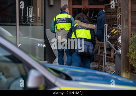 Weiden dans Der Oberpfalz, Allemagne. 13th févr. 2022. Les policiers se rendent dans un restaurant du centre-ville. Après une visite dans un restaurant, un homme de 52 ans est peut-être mort d'empoisonnement. Sept autres personnes ont été blessées, dont certaines grièvement, a déclaré la police dimanche. Credit: Armin Weigel/dpa/Alay Live News Banque D'Images