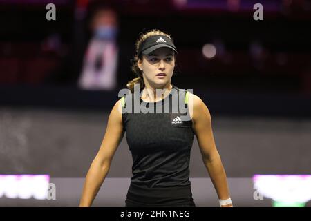 Saint-Pétersbourg, Russie. 13th févr. 2022. Anna Kalinskaya de Russie vu pendant le tournoi de tennis de Saint-Pétersbourg Ladies Trophy 2022 contre Alisja Rosolska de Pologne et Erin Routliffe de Nouvelle-Zélande. Note finale; Alicja Rosolska/Erin Routliffe 1:2 Anna Kalinskaya/Catherine McNally. Crédit : SOPA Images Limited/Alamy Live News Banque D'Images