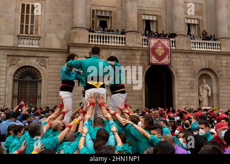 Espagne. 13th févr. 2022. Des représentations traditionnelles de Castellers ont lieu à l'occasion des célébrations de Saint Eulalia sur la place Sant Jaume à Barcelone, Espagne, le 13 février 2022. Les Castellers sont des tours humaines traditionnelles catalanes datant du 18th siècle, normalement créées lors de festivités et de célébrations dans la région espagnole de Catalogne. (Photo par Davide Bonaldo/Sipa USA) crédit: SIPA USA/Alay Live News Banque D'Images