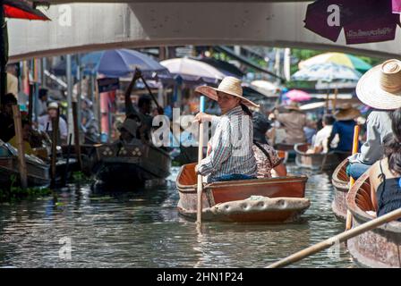 Femme pagayant un bateau au marché flottant de Damnoen Saduk près de Bangkok Thaïlande Banque D'Images